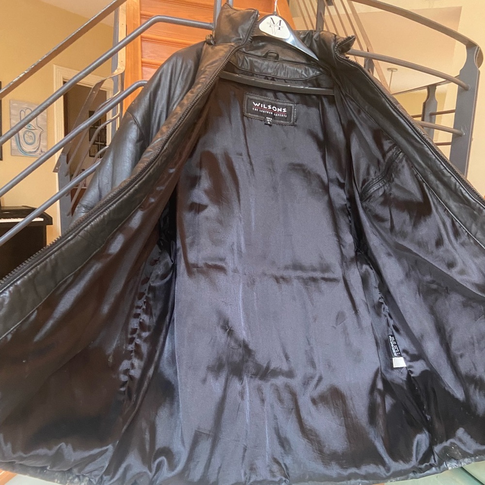 Men’s extra large leather jacket . Basically perfect condition . Wilson brand